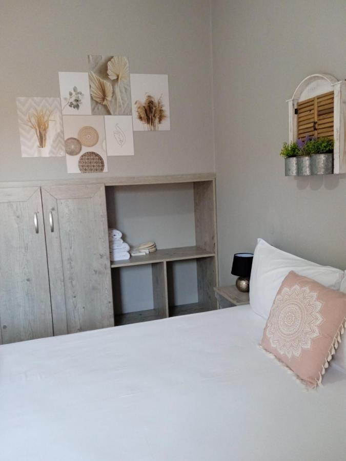 Almira - Rooms To Let Néa Róda Kültér fotó