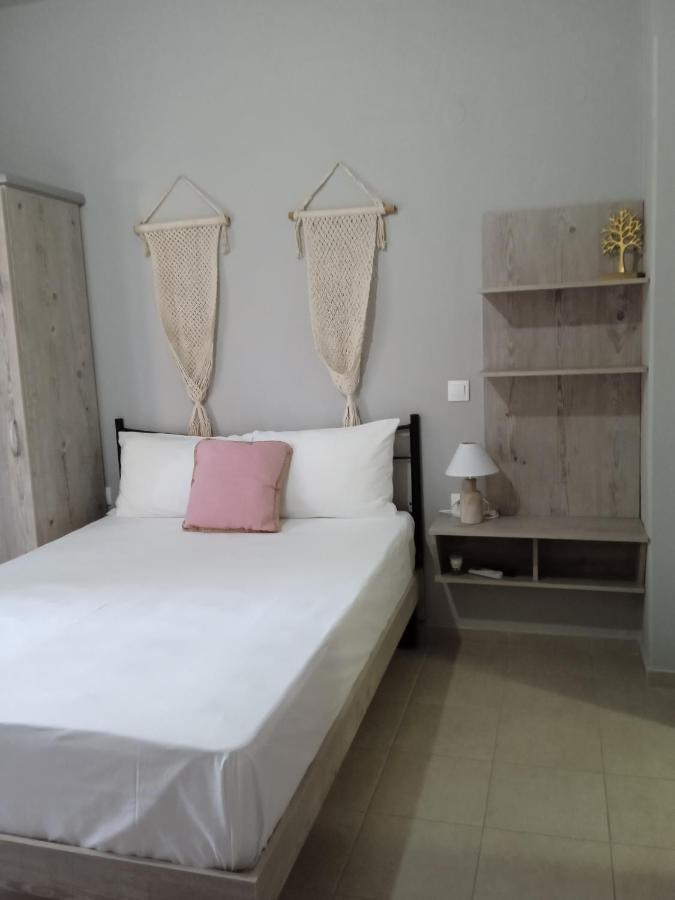 Almira - Rooms To Let Néa Róda Kültér fotó