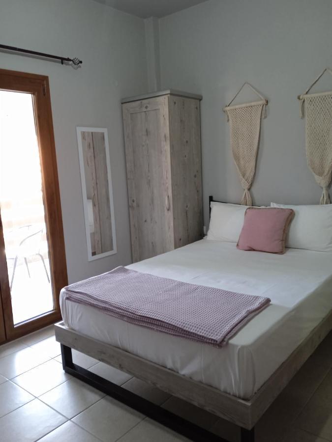 Almira - Rooms To Let Néa Róda Kültér fotó