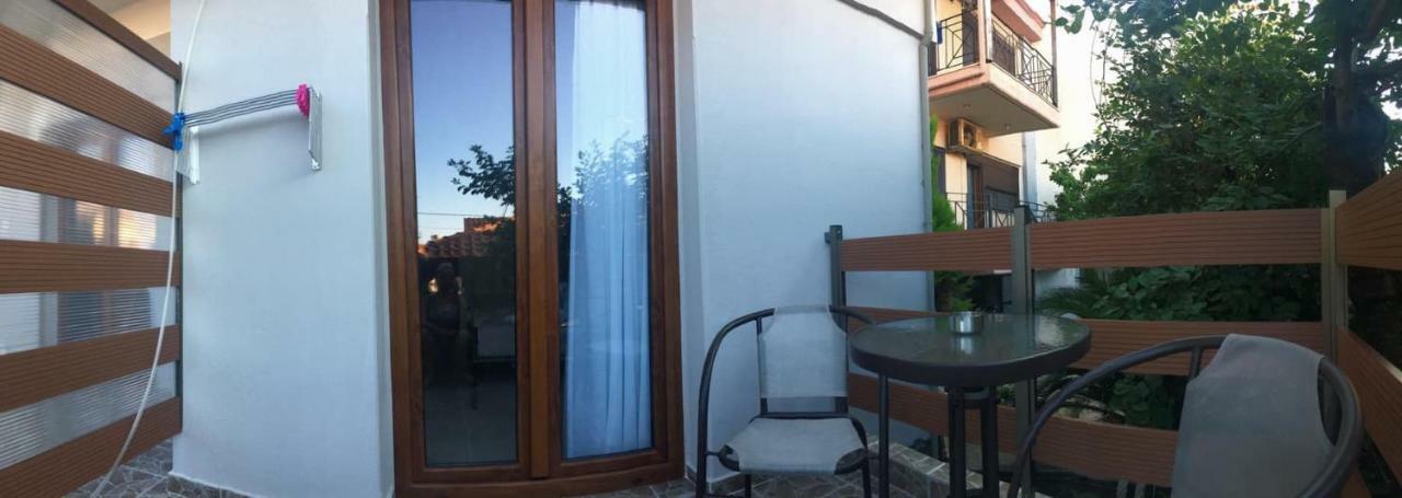 Almira - Rooms To Let Néa Róda Kültér fotó
