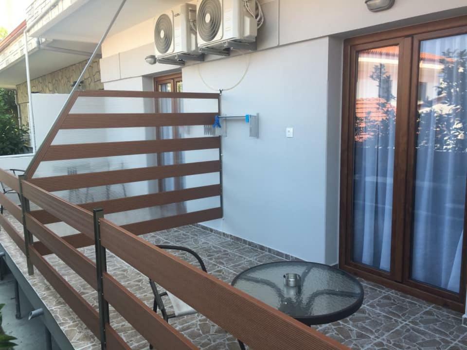 Almira - Rooms To Let Néa Róda Kültér fotó
