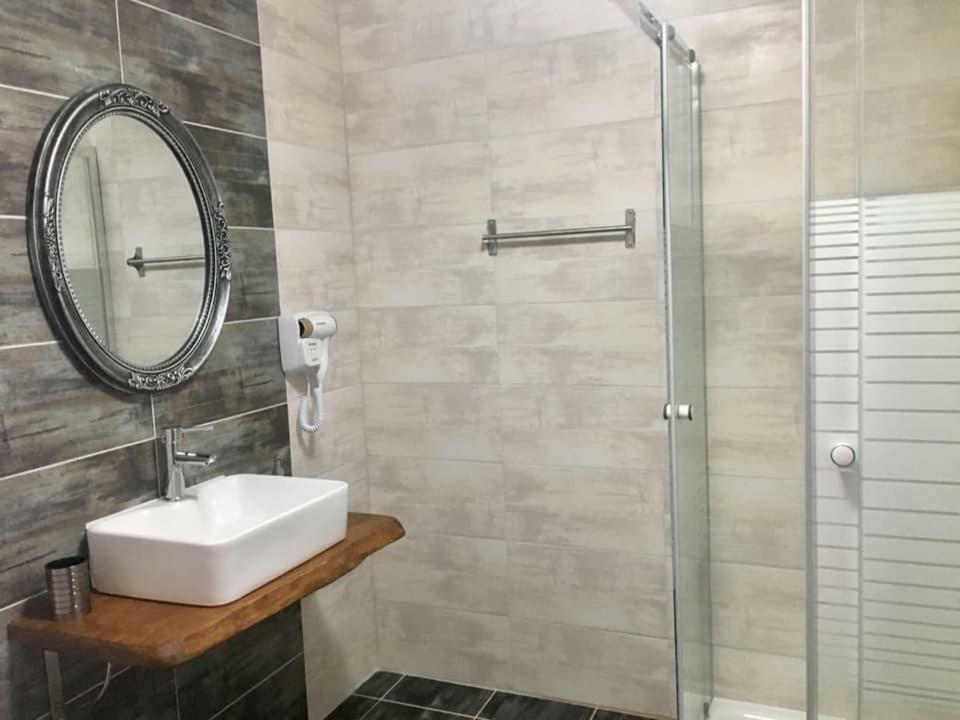 Almira - Rooms To Let Néa Róda Kültér fotó